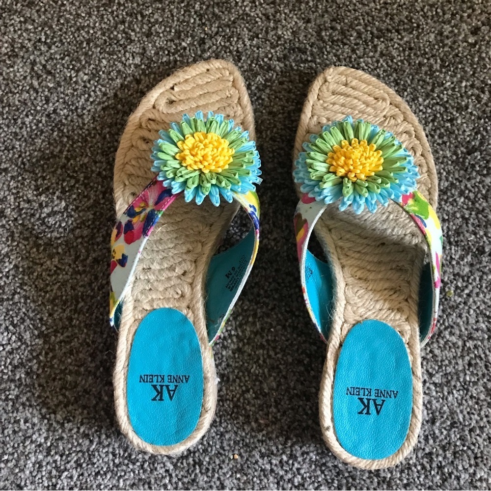 Anne Klein Women’s Flower Sandals / Flip flops - Peggy - Never Worn -Size 6M - Picture 2 of 6